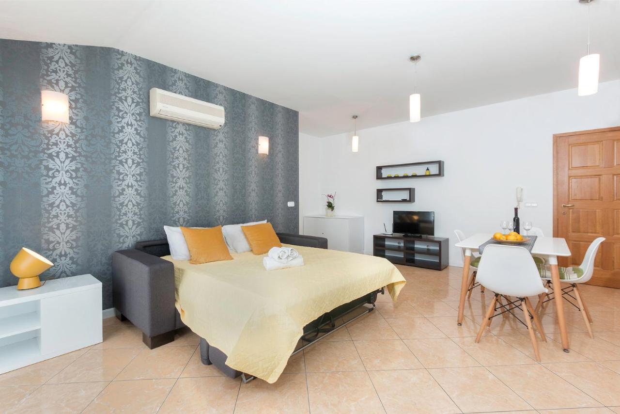 Seafront Apartment Gaby Медулин Экстерьер фото