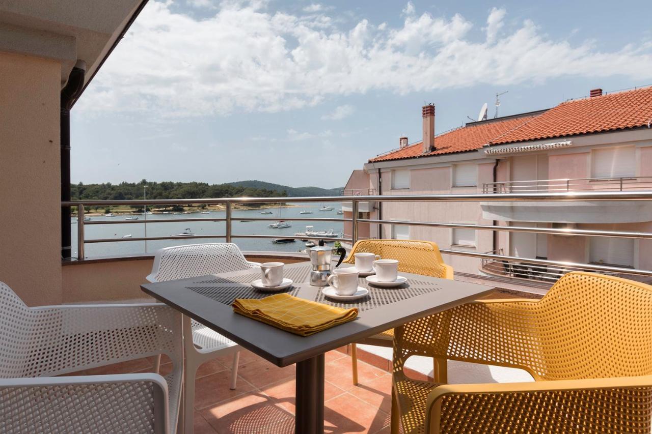 Seafront Apartment Gaby Медулин Экстерьер фото
